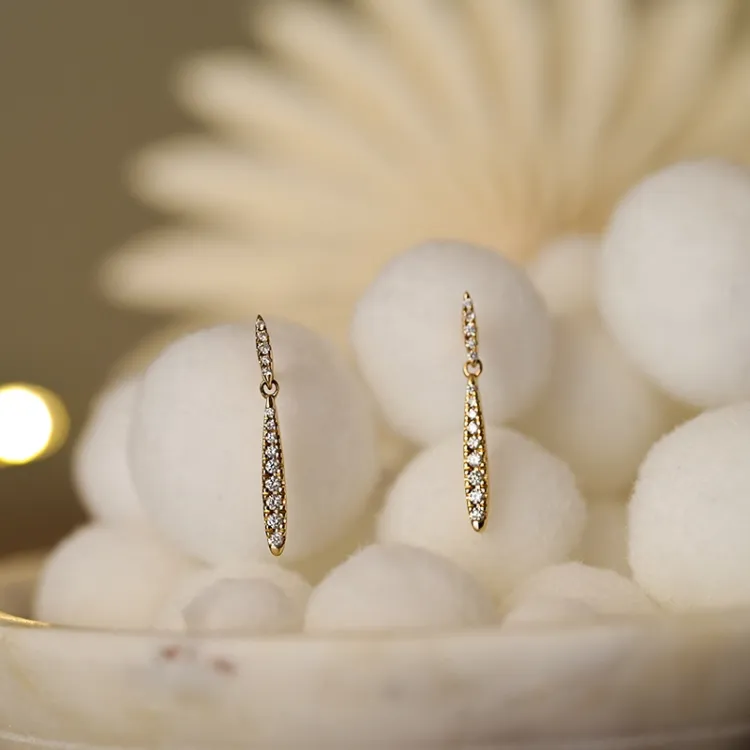 lange diamant oorbellen in 14 karaat goud met diamant 