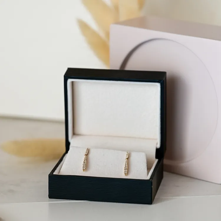 lange diamant oorbellen in 14 karaat goud met diamant 