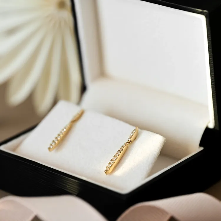 lange diamant oorbellen in 14 karaat goud met diamant 