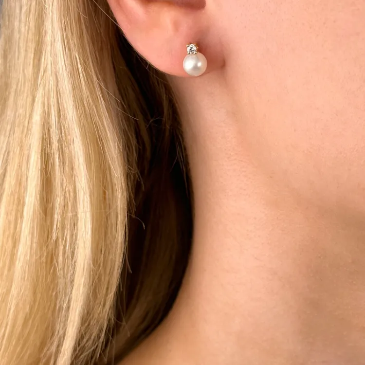 parel oorbellen in 14 karaat goud met diamant 