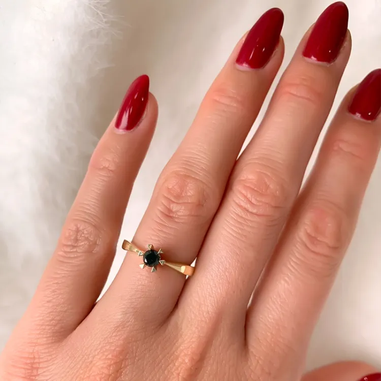 0,30 ct zwart solitaire ring in 14 karaat goud 0,32 ct