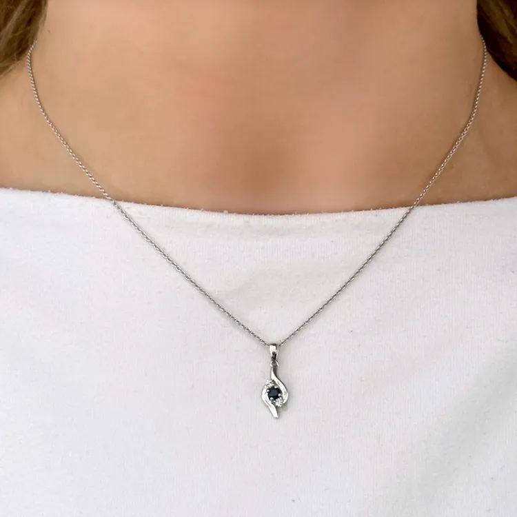 saffier hanger in 14 caraat witgoud 0,05 ct 0,16 ct