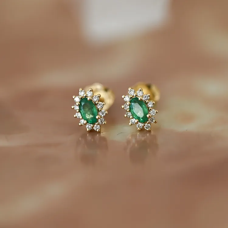 smaragd rozetoorbel in 14 karaat goud met diamant en smaragd