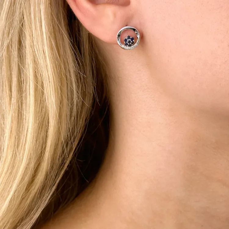 rond saffier oorsteker in 14 karaat witgoud met diamant en saffier