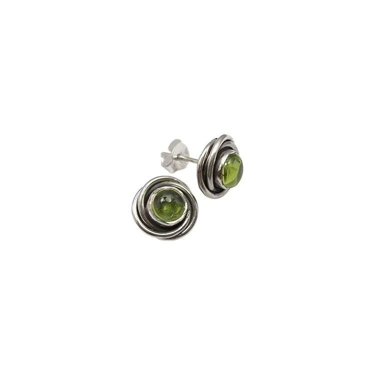 Rond groene peridoot oorsteker in geoxideerd sterlingzilver