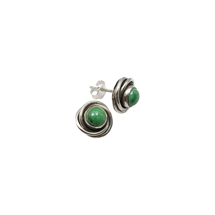 Rond groene oorsteker in geoxideerd sterlingzilver