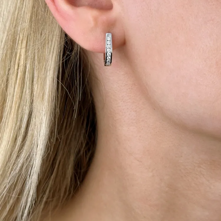 Creool in 14 karaat witgoud met diamant