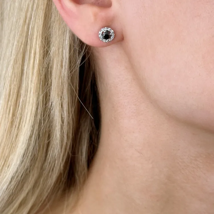 rond zwart diamant briljant oorbellen in 14 karaat witgoud met diamant en zwart diamant 