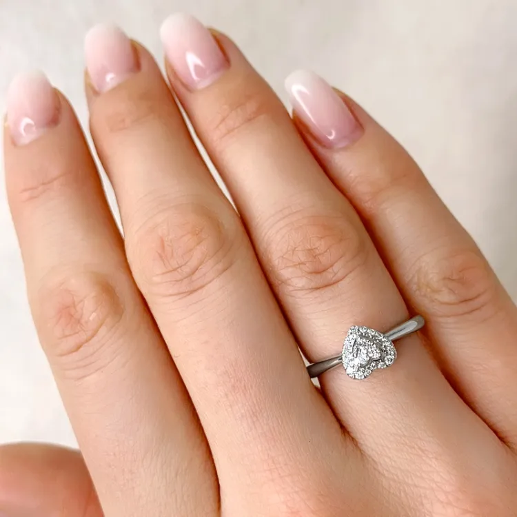 hart diamant ring in 14 karaat witgoud 0,14 ct