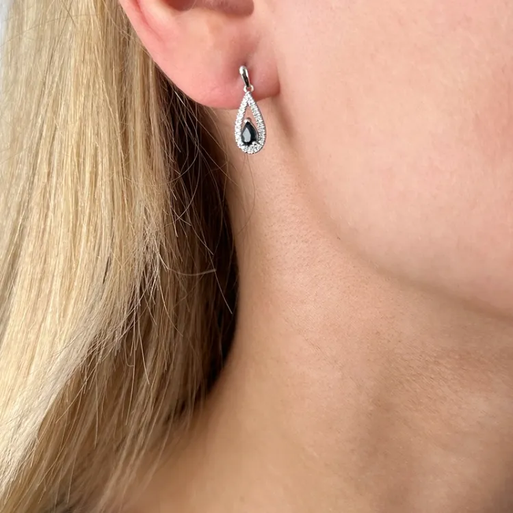 druppel blauwe saffier diamant oorbellen in 14 karaat witgoud met diamant en saffier 