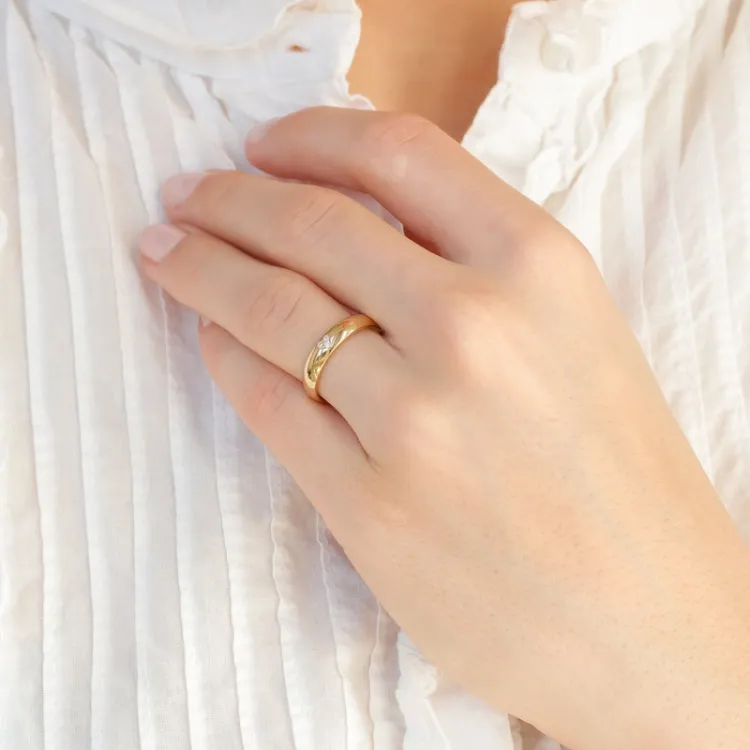 4 mm trouwringen in 9 karaat goud 0,03 ct - set