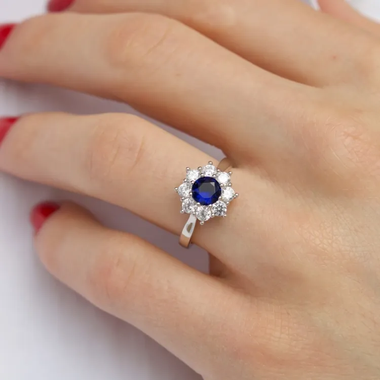 blauwe syntetische saffier rozetring in zilver