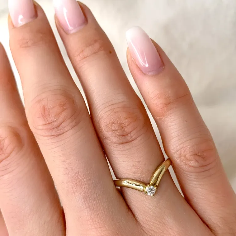 V diamant ring in 9 karaat goud 0,08 ct