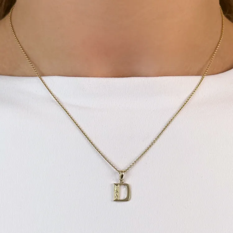 letter d diamant hanger in 9 caraat goud 0,02 ct