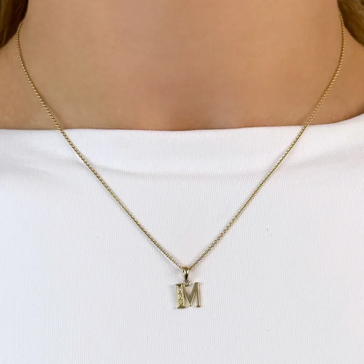 Letter m diamanten hanger in 9 caraat goud 0,02 ct