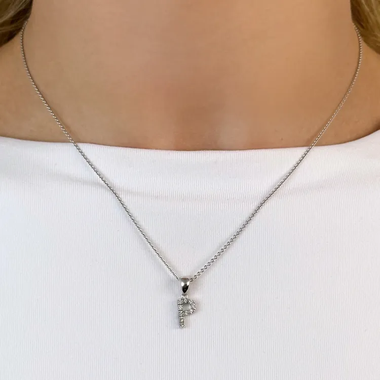 Letter p diamant hanger in 9 caraat witgoud 0,06 ct
