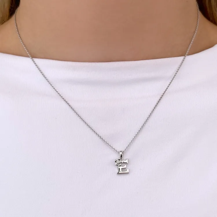 letter e diamant hanger in 9 caraat witgoud 0,01 ct