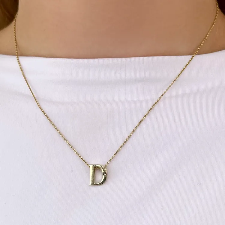 letter d diamant hanger in 9 caraat goud 0,01 ct