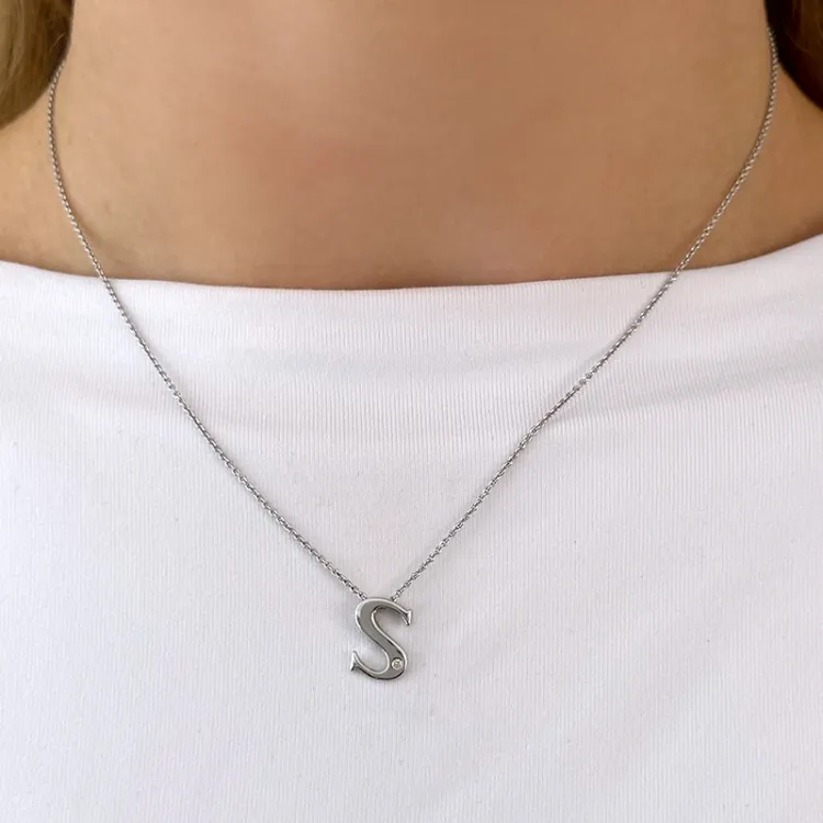 letter s diamant hanger in 9 caraat witgoud 0,01 ct