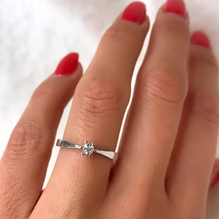 0,10 ct diamant solitaire ring in 14 karaat witgoud 0,10 ct