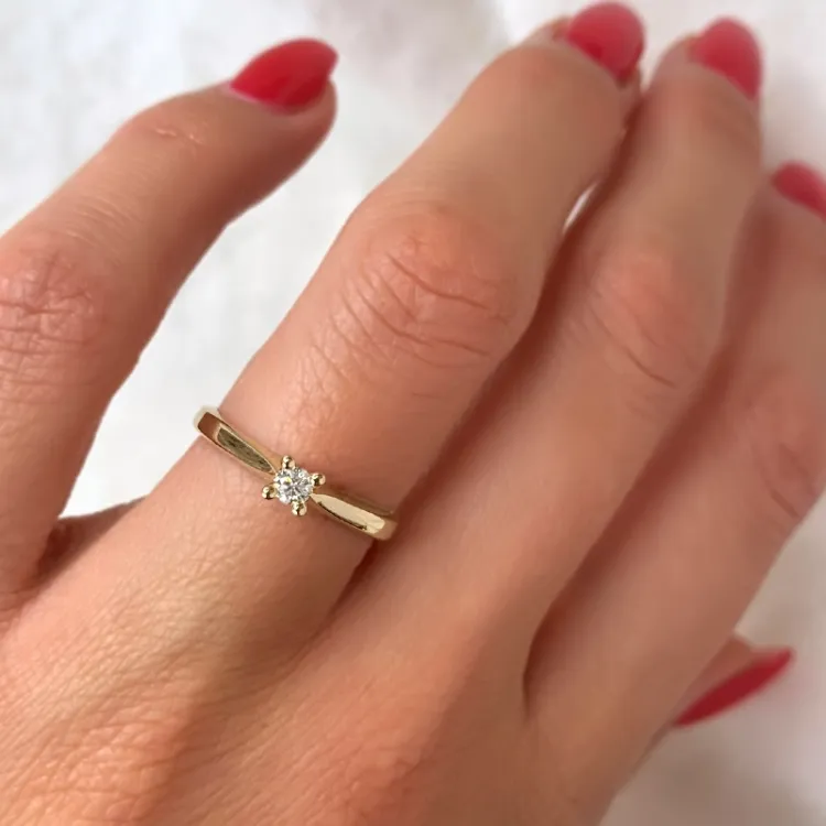 0,10 ct diamant solitaire ring in 14 karaat goud 0,10 ct