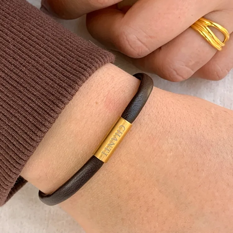 Plat bruin armband in leer met verguld staal slot x 6 mm