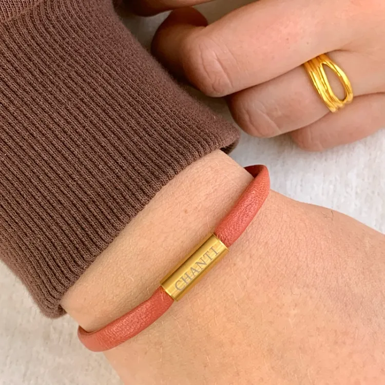 Plat roze magnetische armband in leer met verguld staal slot x 6 mm