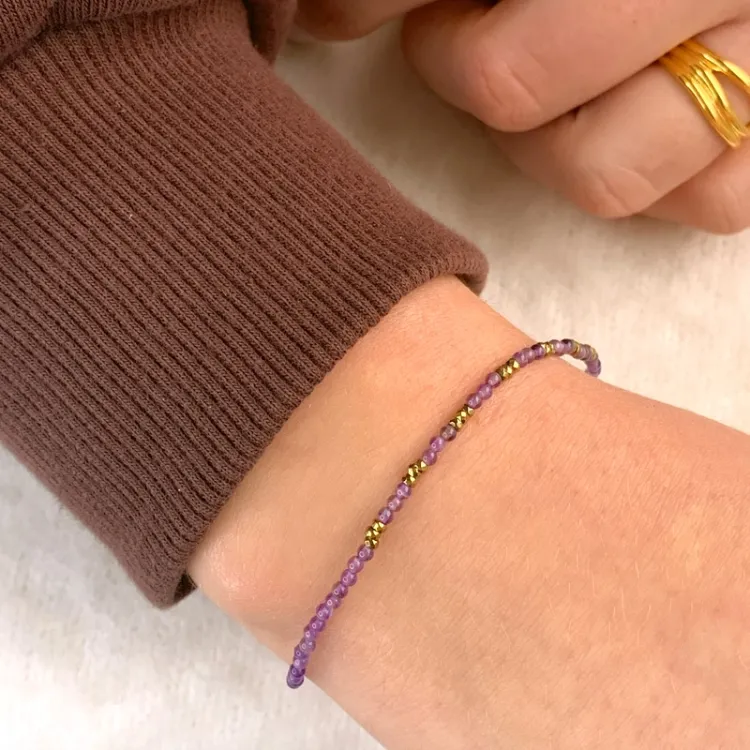 steen armband met amethist en hematite.