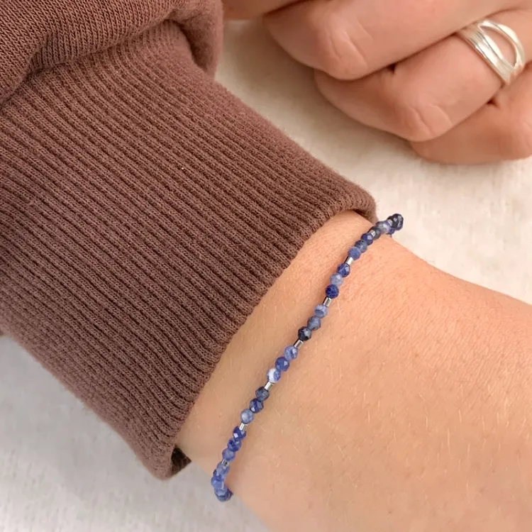donkerblauw steen armband met sodalit en hematite - Loom Stones