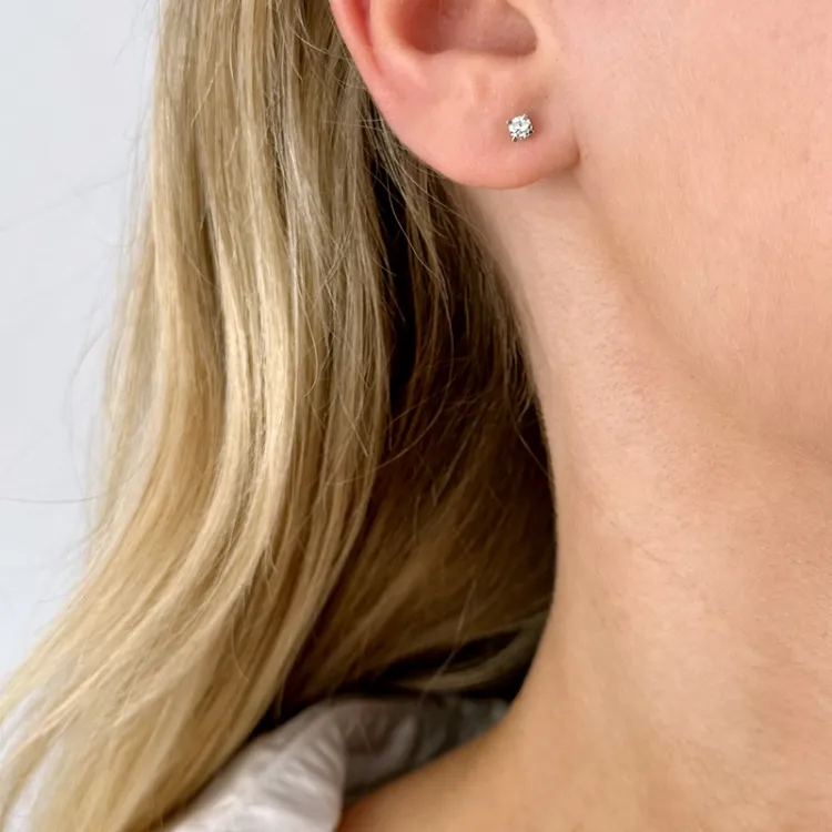 2 x 0,10 ct lab grown diamant solitaire oorbel in 14 karaat witgoud met lab grown diamant 
