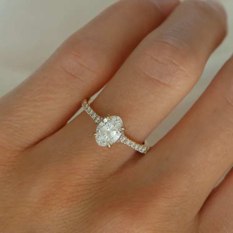 ovale lab grown diamant ring in 14 karaat goud 1,0 ct 0,26 ct