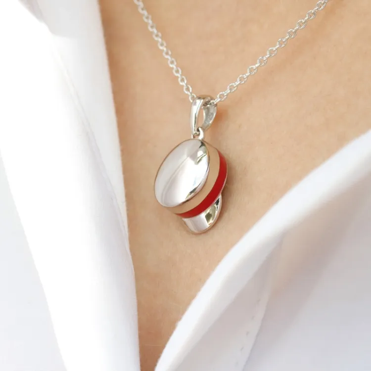 studenten pet rode ankerketting in zilver
