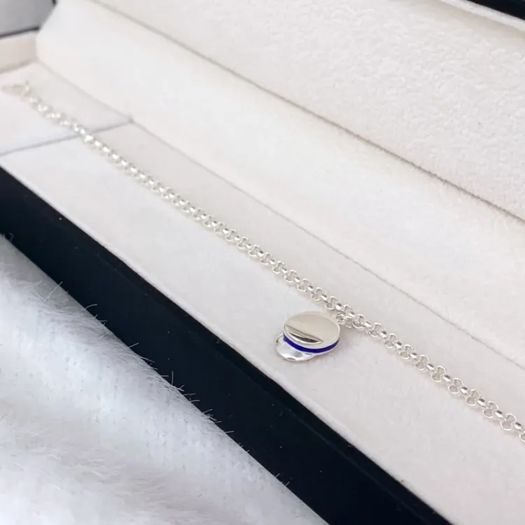 blauwe armband in zilver met studenten pet hanger in zilver