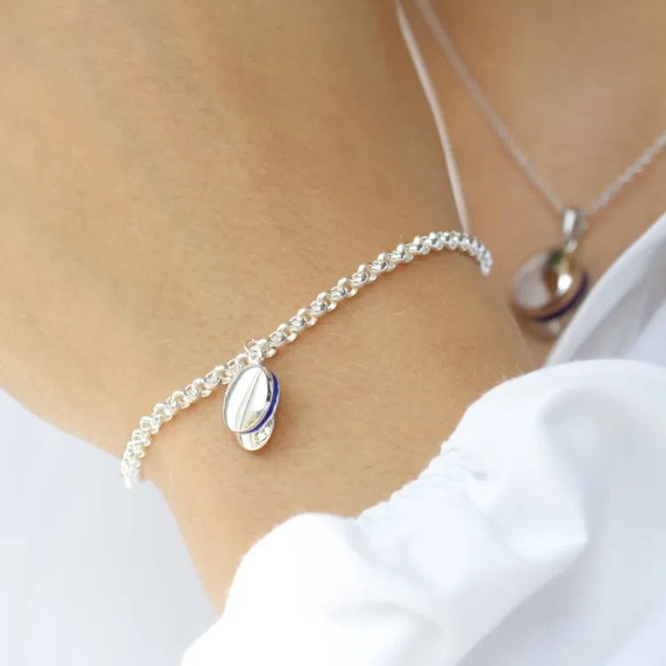 blauwe armband in zilver met studenten pet hanger in zilver
