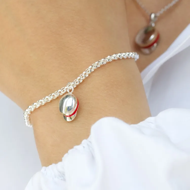 rode armband in zilver met studenten pet in zilver