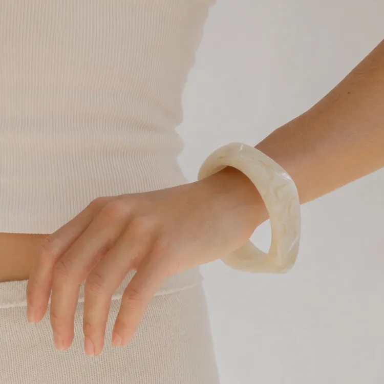 witte bangle in hars - AURA