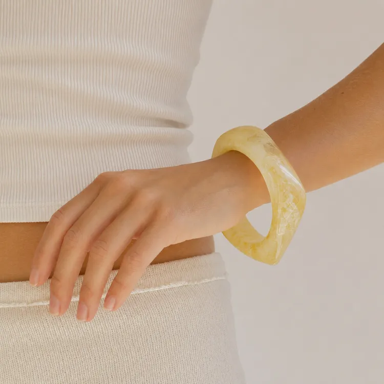 geel bangle in hars - AURA