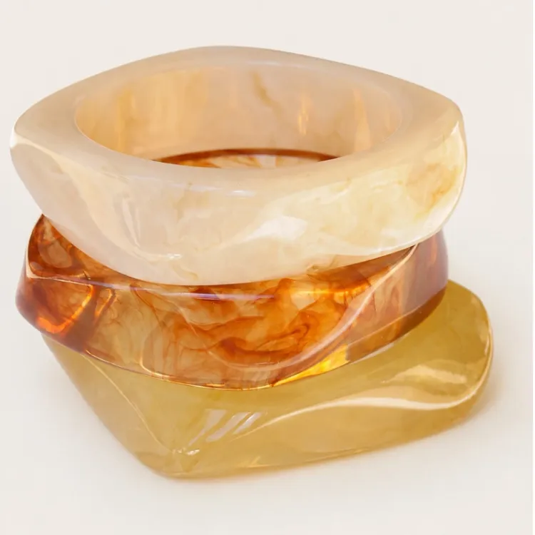 geel bangle in hars - AURA