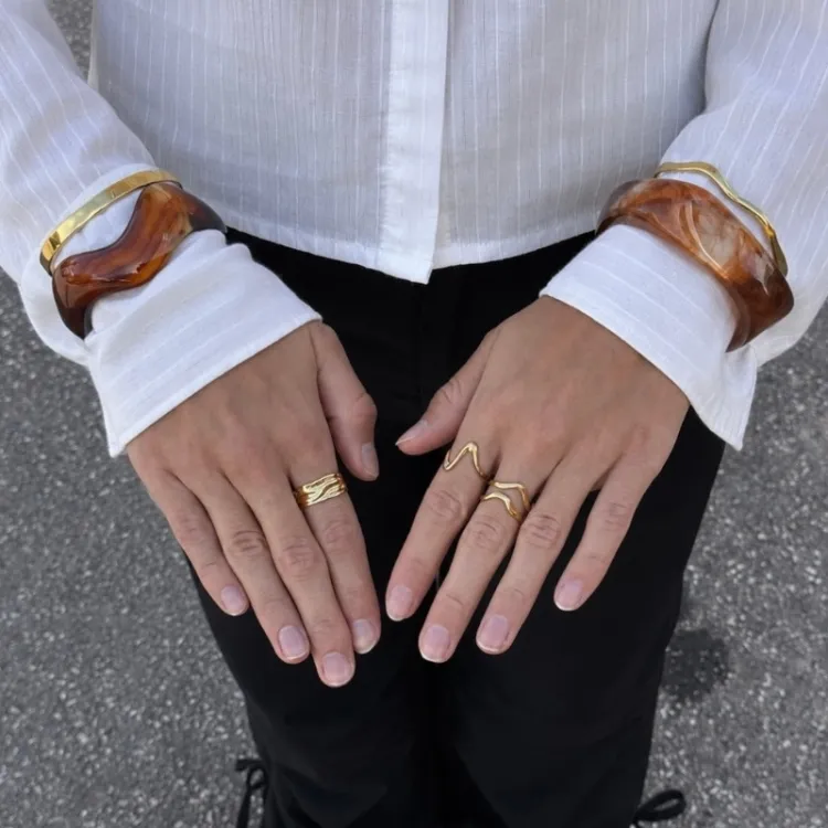cognac geverfd bangle in hars - AURA