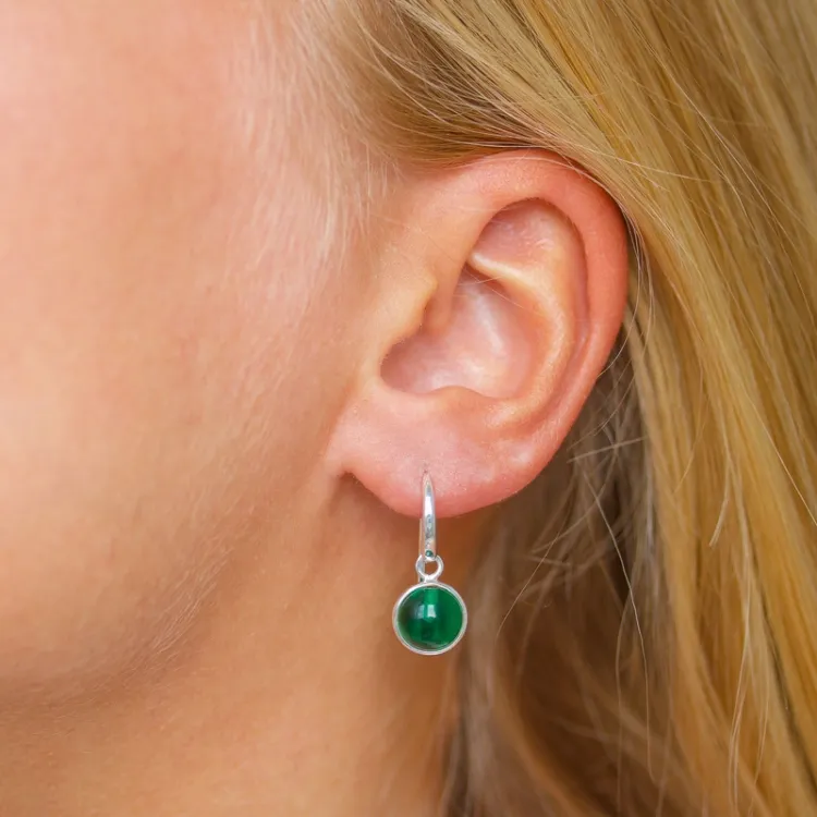 rond donkergroen kristal oorbellen in zilver - Loom Stones