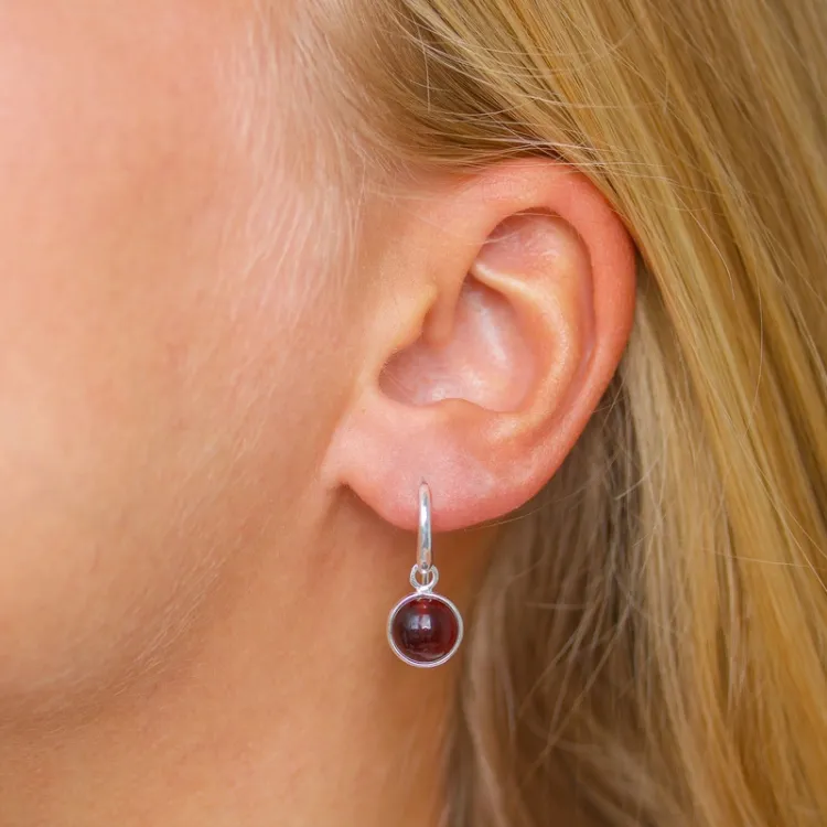 rond rode kristal oorbellen in zilver - Loom Stones
