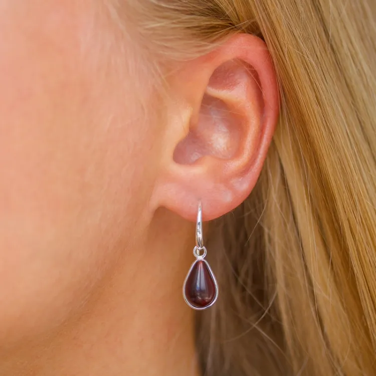 druppel rode kristal oorbellen in zilver - Loom Stones