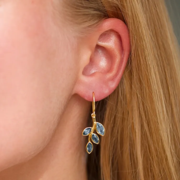 blad blauwe kristal oorbellen in verguld zilver - Loom Stones