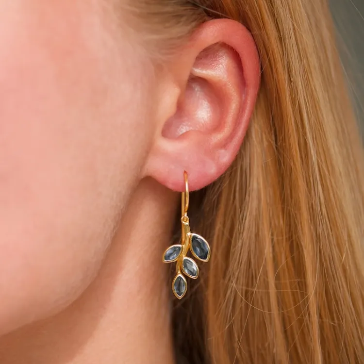 blad donkerblauw kristal oorbellen in verguld zilver - Loom Stones