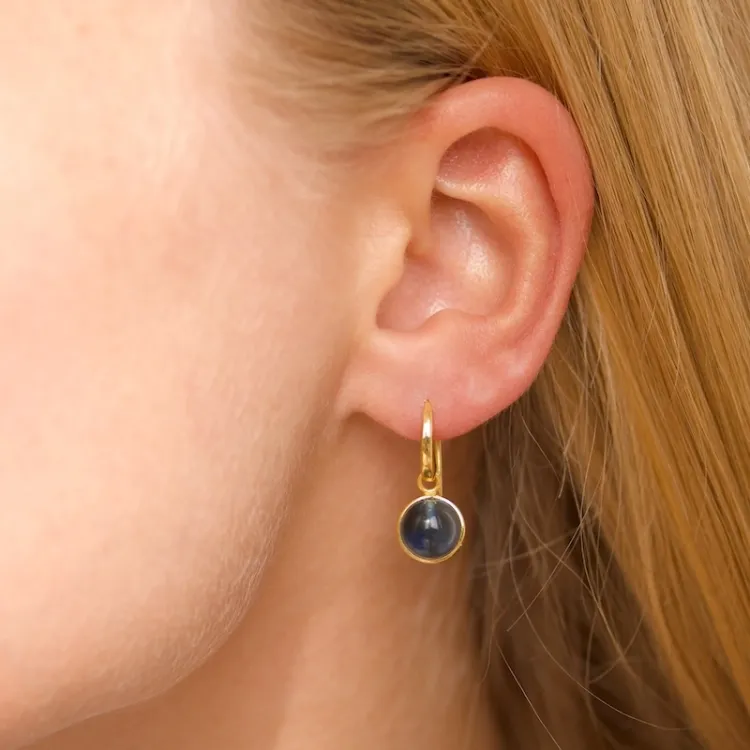 rond donkerblauw kristal oorbellen in verguld zilver - Loom Stones