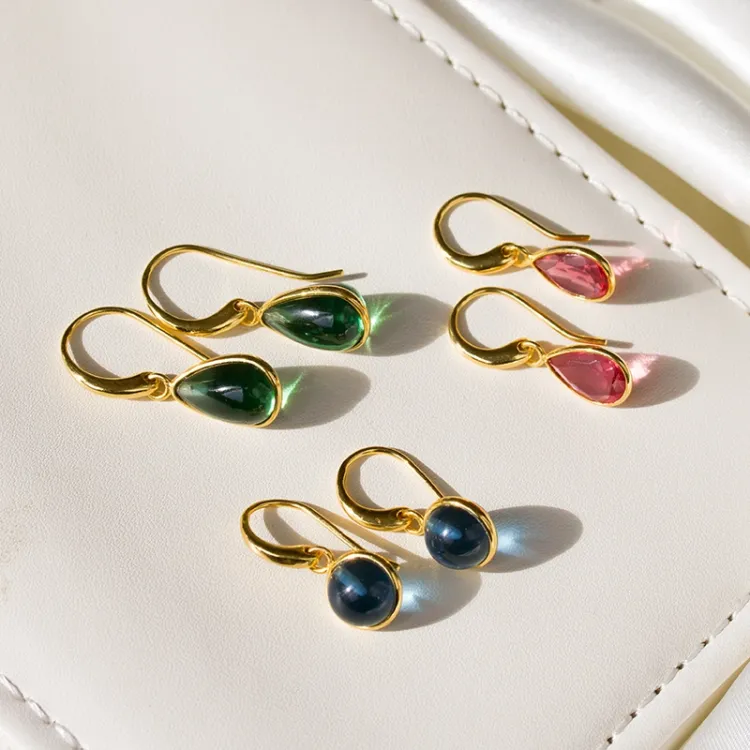 rond donkerblauw kristal oorbellen in verguld zilver - Loom Stones