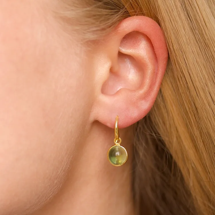 rond lichtgroene kristal oorbellen in verguld zilver - Loom Stones