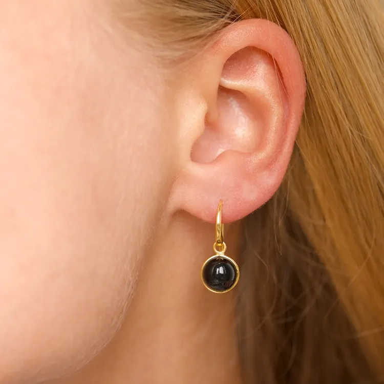 rond zwarte onyx oorbellen in verguld zilver - Loom Stones