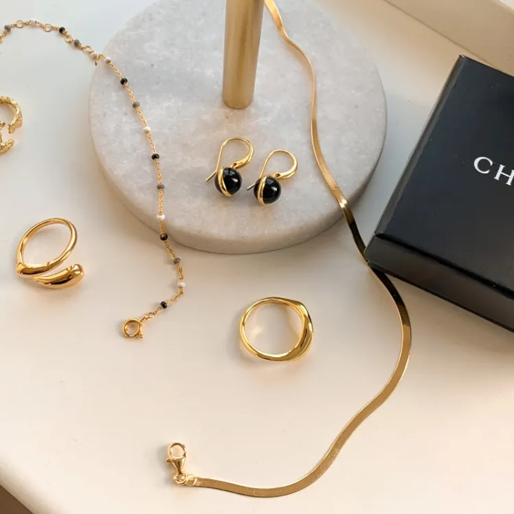 rond zwarte onyx oorbellen in verguld zilver - Loom Stones