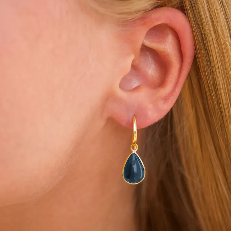 druppel donkerblauw kristal oorbellen in verguld zilver - Loom Stones